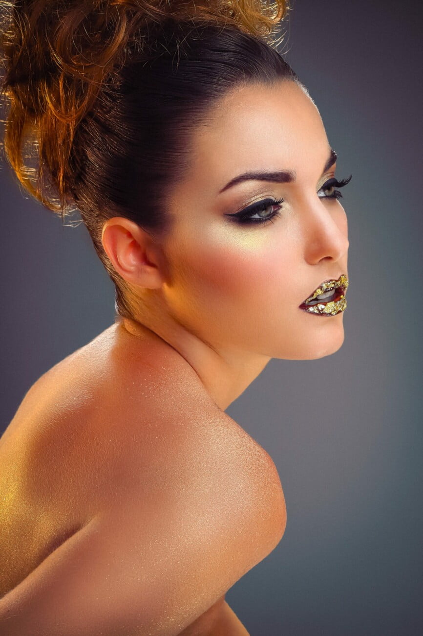 Beauty photograph of models Agathe and Nolwenn from the 'Agathe & Nolwenn – Made In Luxe 100% Scintillant' series by photographer Étienne Delorme – image 03