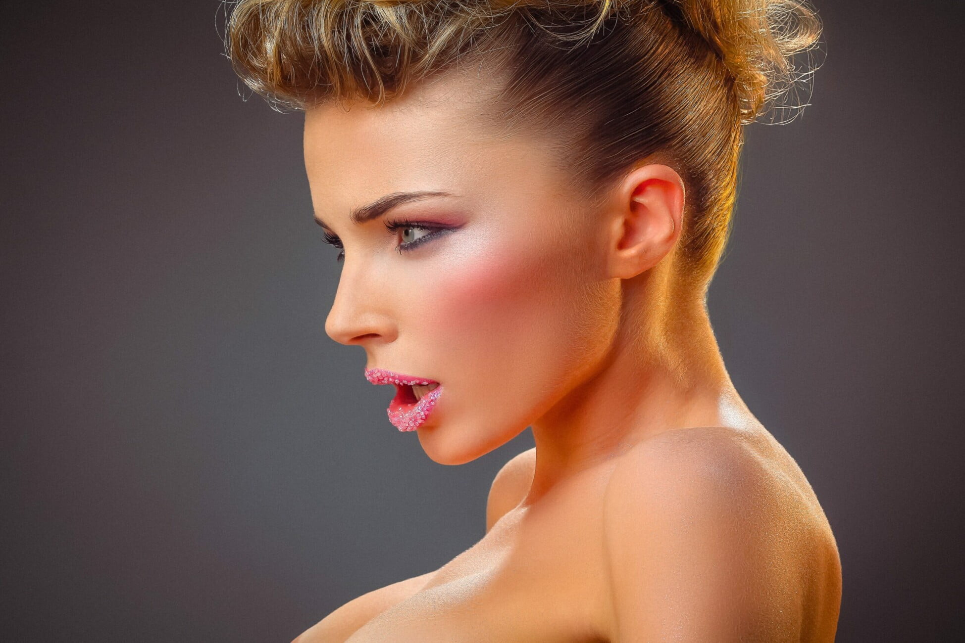 Beauty photograph of models Agathe and Nolwenn from the 'Agathe & Nolwenn – Made In Luxe 100% Scintillant' series by photographer Étienne Delorme – image 04