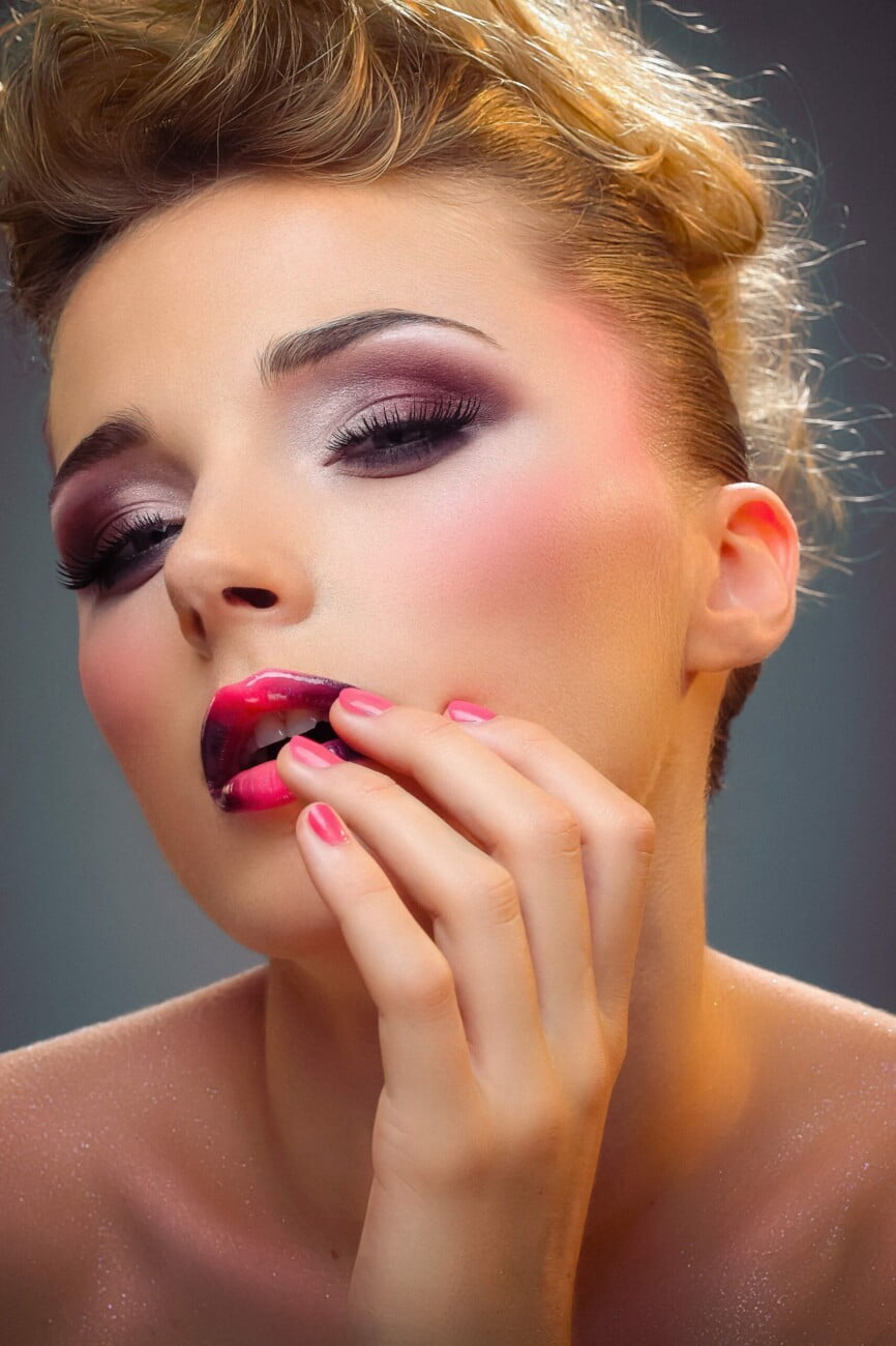 Beauty photograph of models Agathe and Nolwenn from the 'Agathe & Nolwenn – Made In Luxe 100% Scintillant' series by photographer Étienne Delorme – image 05