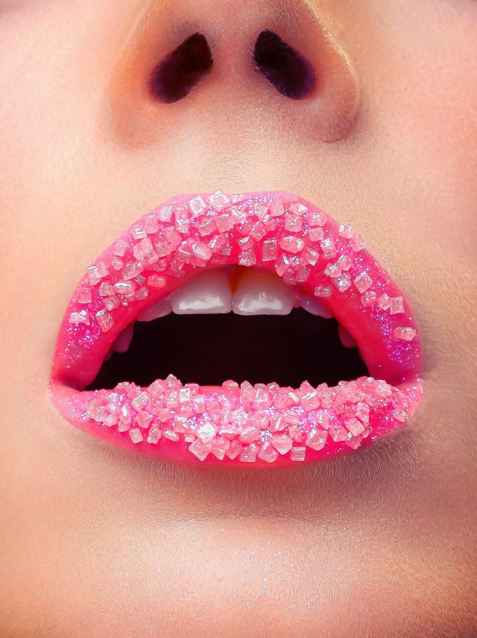 Beauty photograph of models Agathe and Nolwenn from the 'Agathe & Nolwenn – Made In Luxe 100% Scintillant' series by photographer Étienne Delorme – image 06