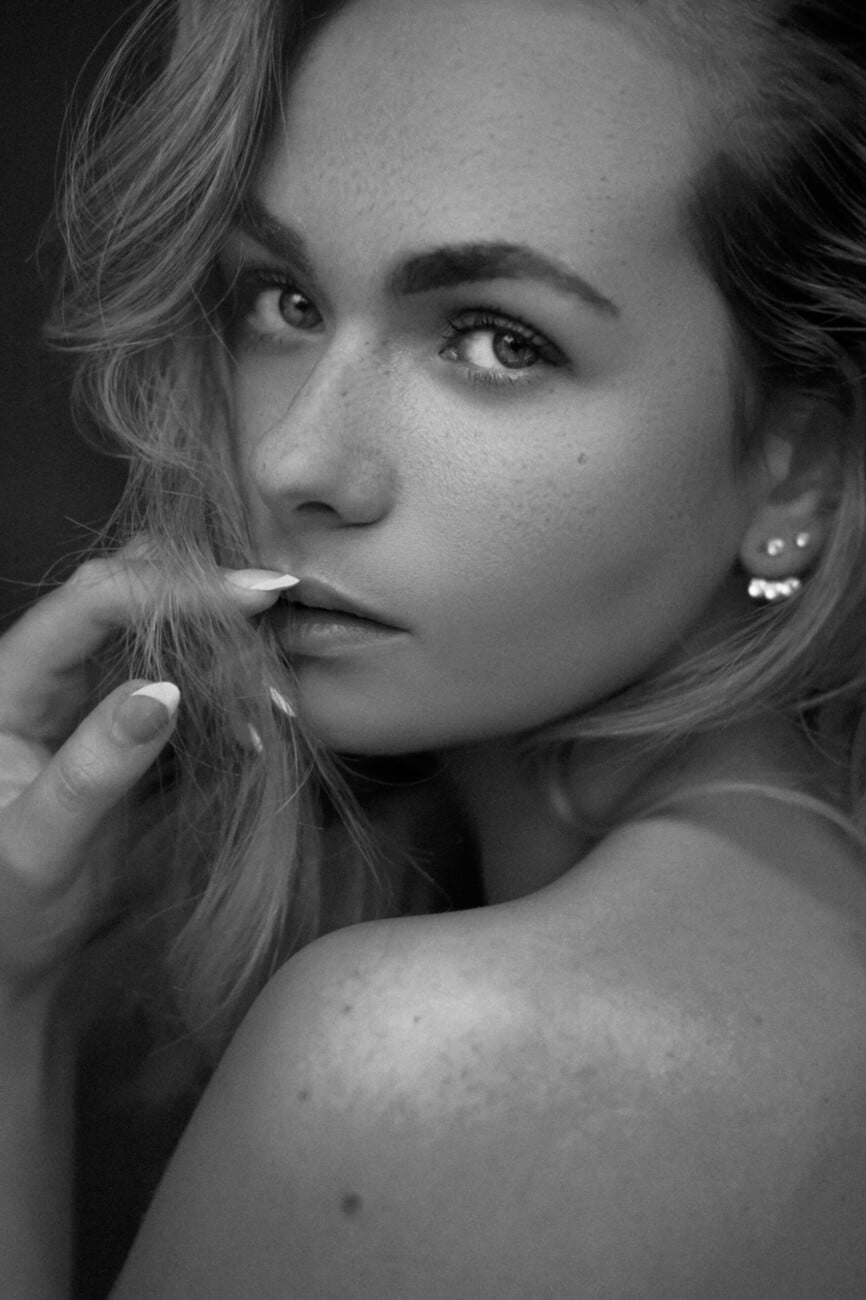 Black and white beauty nude photograph of model Marion from the 'Marion' series by photographer Étienne Delorme – image 02