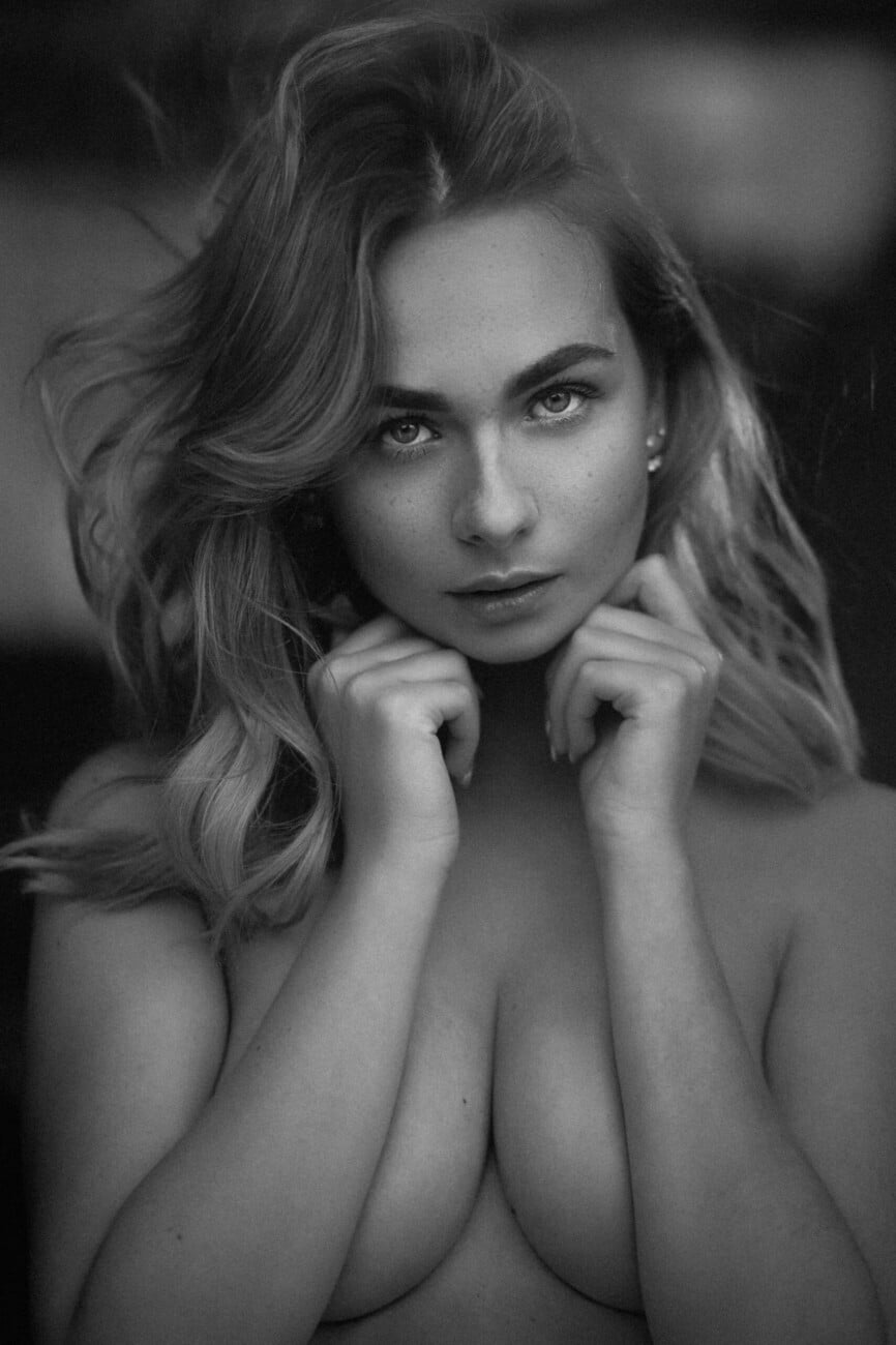 Black and white beauty nude photograph of model Marion from the 'Marion' series by photographer Étienne Delorme – image 04