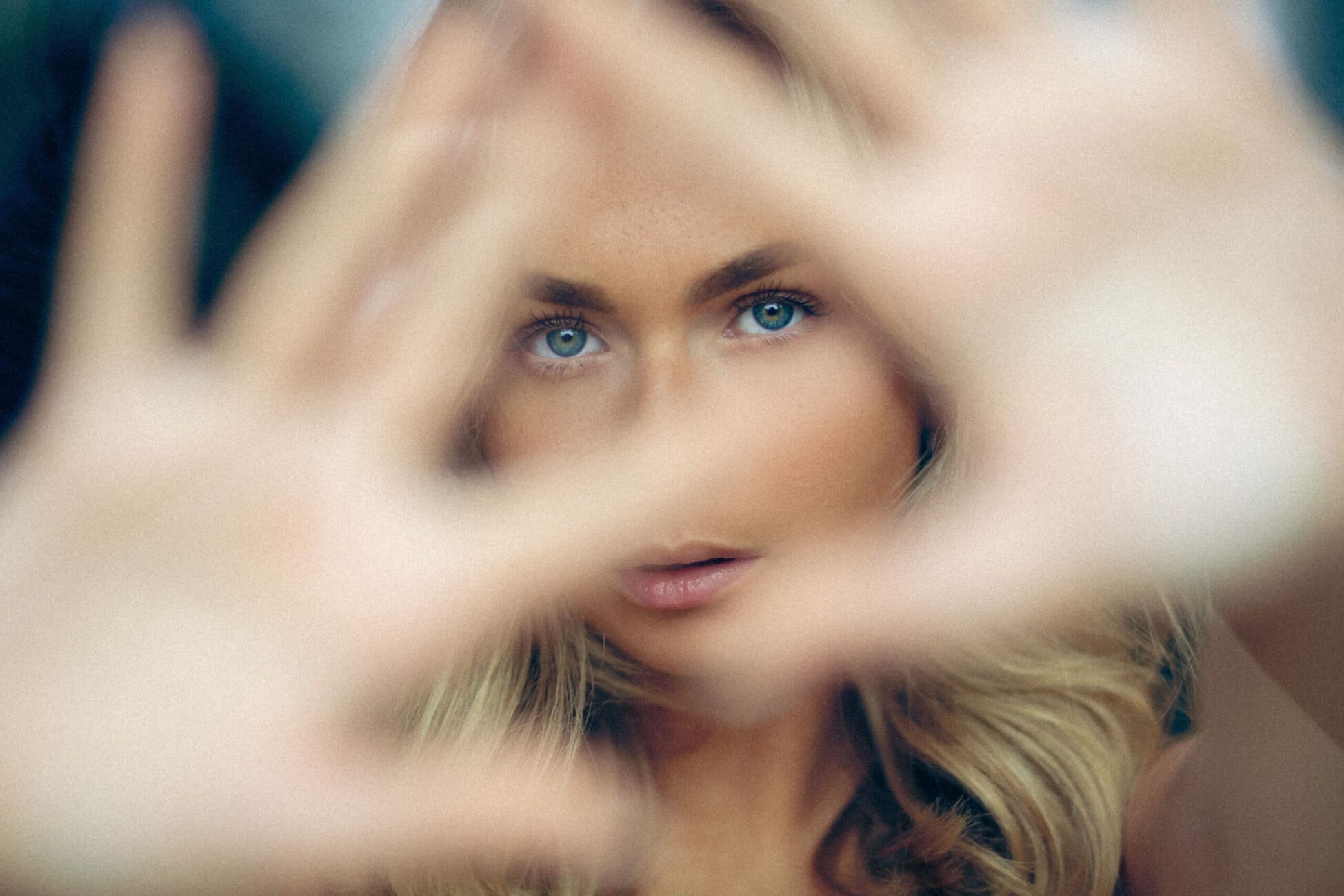 Black and white beauty nude photograph of model Marion from the 'Marion' series by photographer Étienne Delorme – image 09