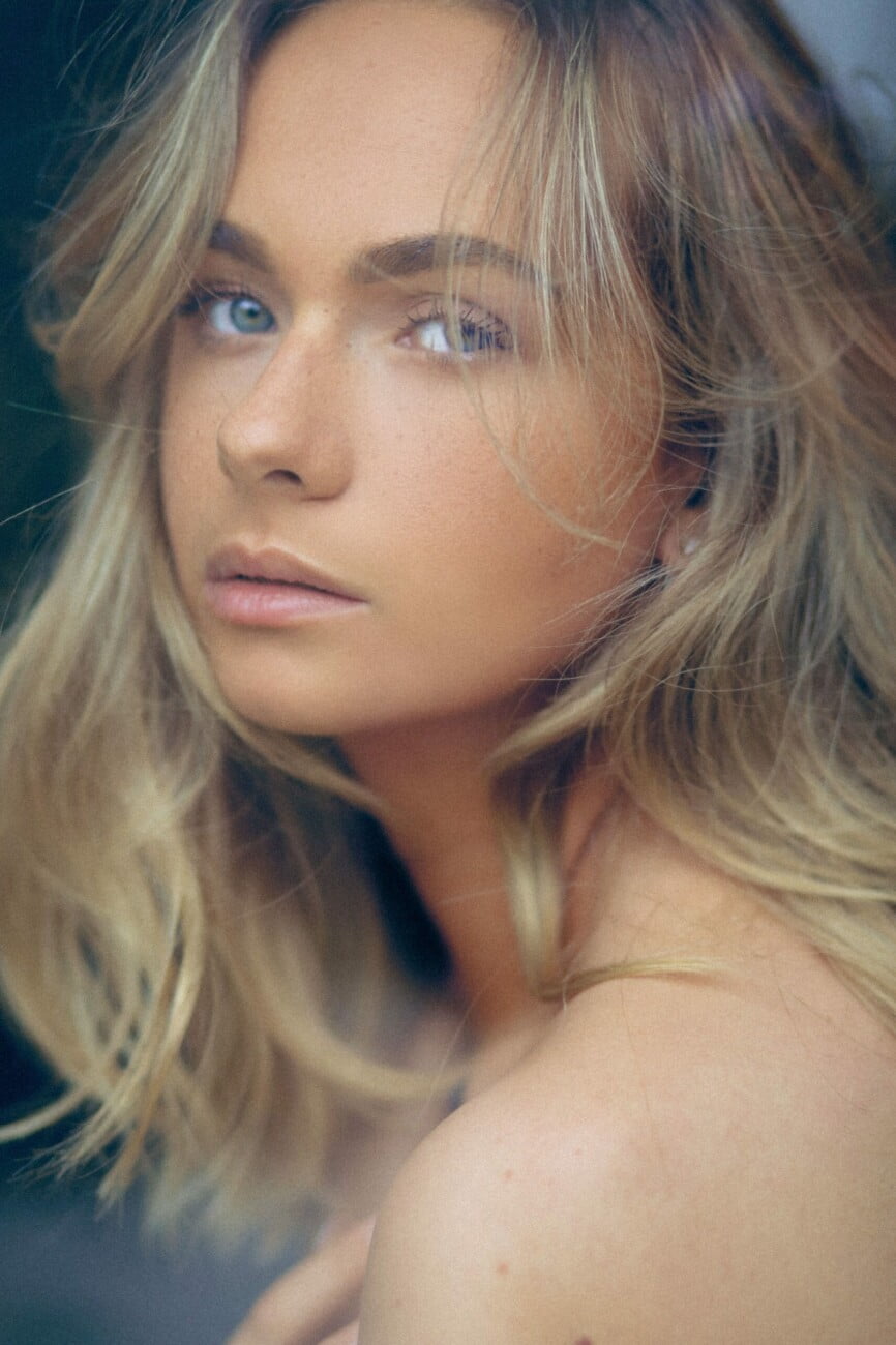 Black and white beauty nude photograph of model Marion from the 'Marion' series by photographer Étienne Delorme – image 11