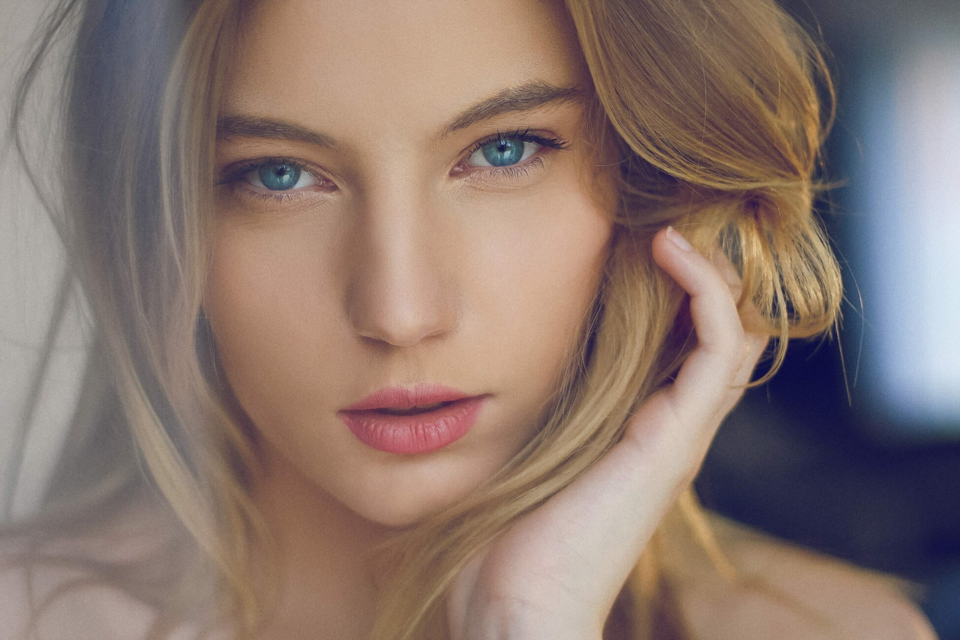 Beauty nude photograph of model Chloé from the 'Chloé – Lights' series by photographer Étienne Delorme – image 1