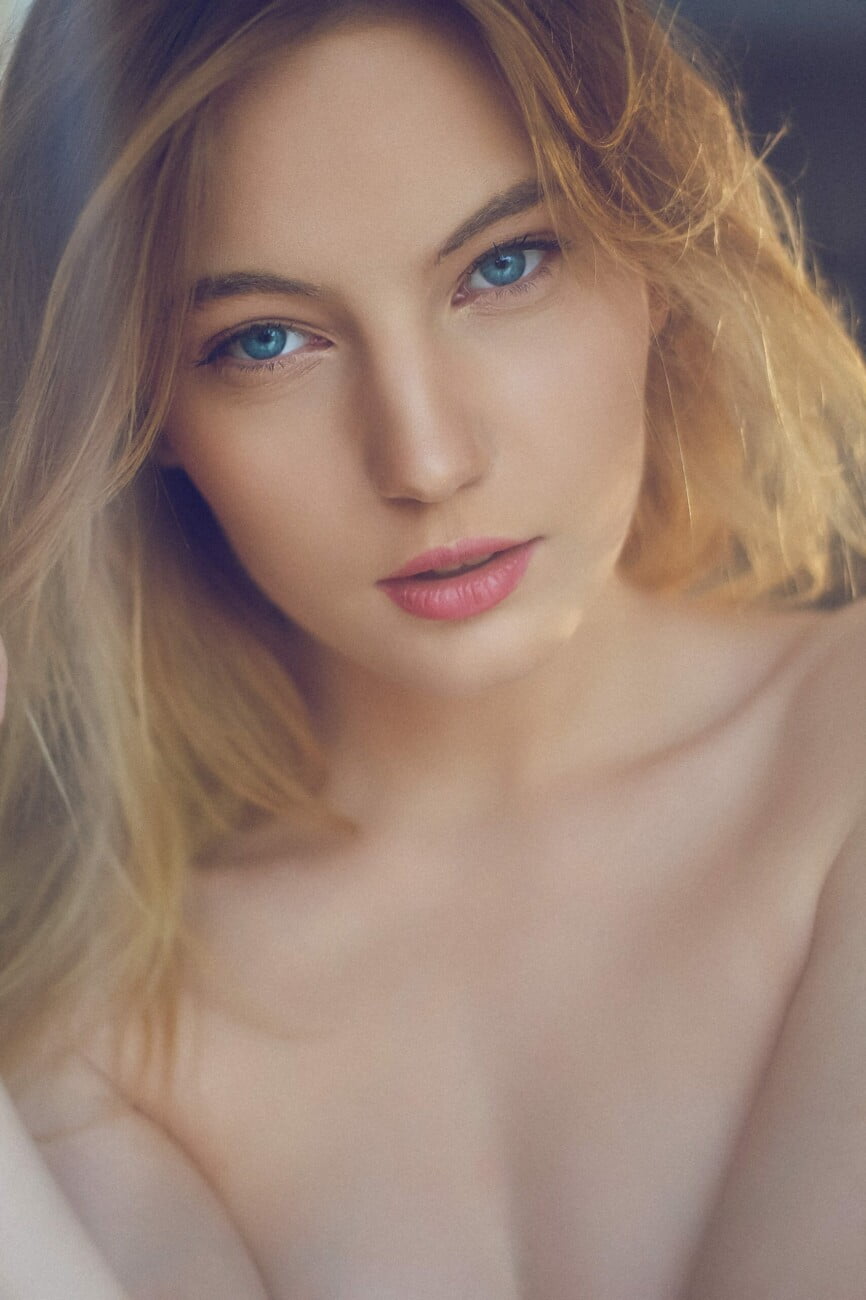 Beauty nude photograph of model Chloé from the 'Chloé – Lights' series by photographer Étienne Delorme – image 10