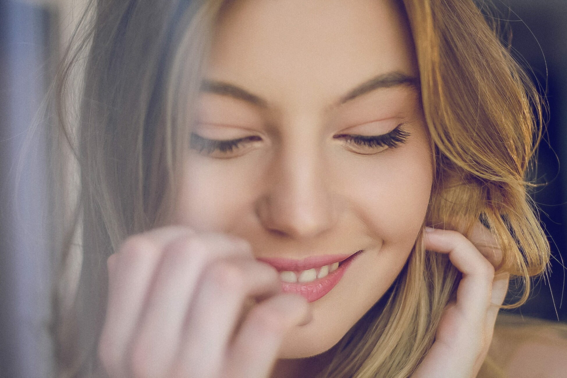 Beauty nude photograph of model Chloé from the 'Chloé – Lights' series by photographer Étienne Delorme – image 11