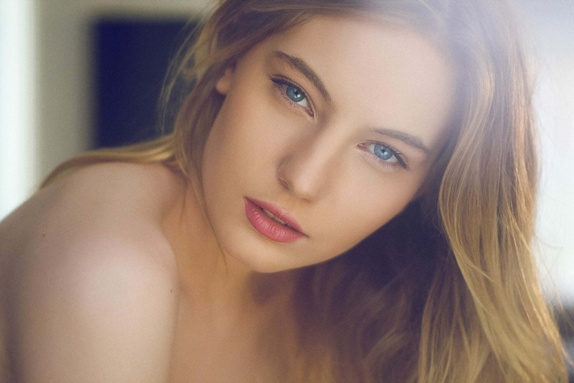 Beauty nude photograph of model Chloé from the 'Chloé – Lights' series by photographer Étienne Delorme – image 3