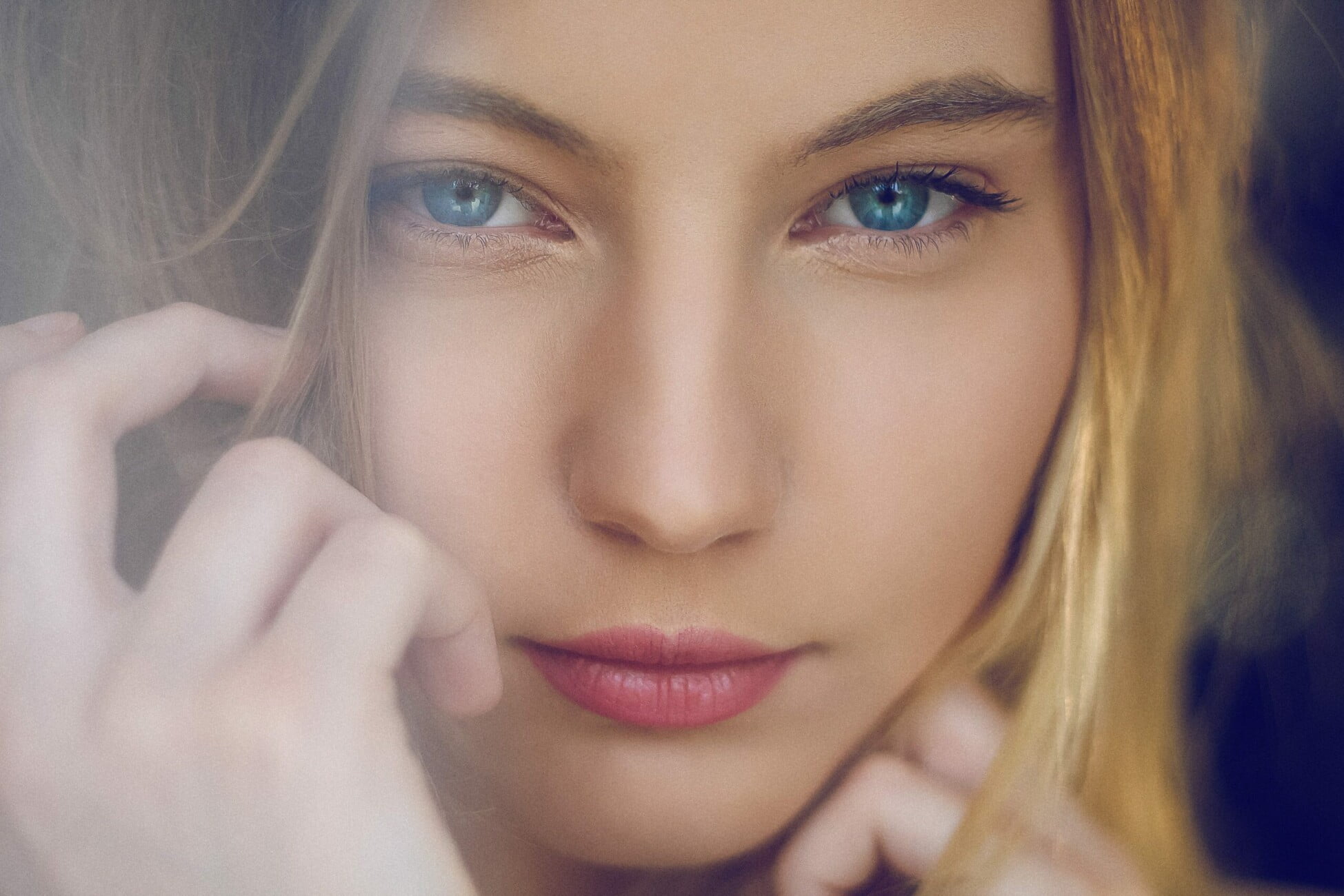 Beauty nude photograph of model Chloé from the 'Chloé – Lights' series by photographer Étienne Delorme – image 6