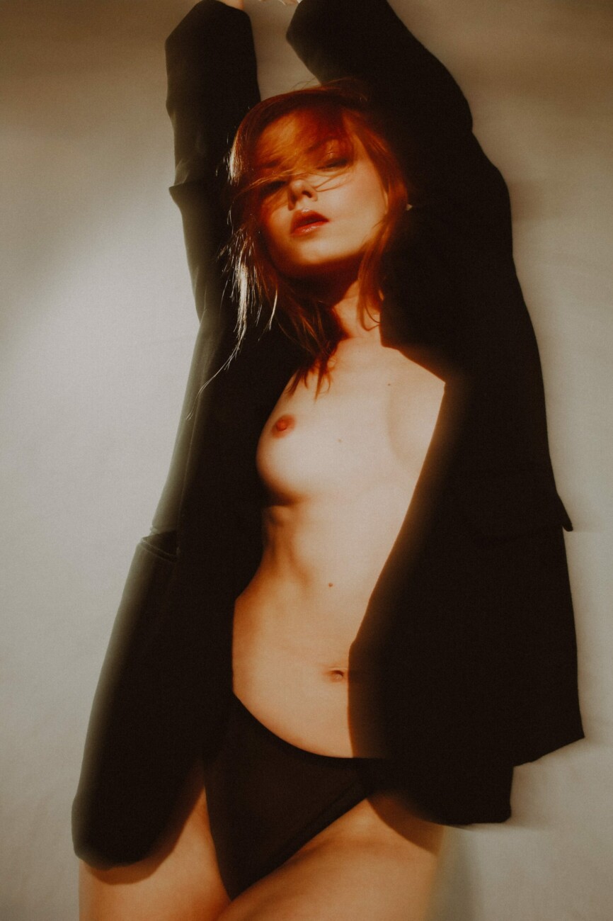 Fashion nude photograph of model Sophie La Sage from the 'Sophie La Sage – Moves' series by photographer Étienne Delorme – image 03