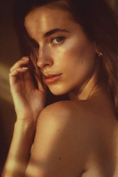 Fashion photograph of model Audrey Forman from the 'Warm Silence – Audrey Forman' series by photographer Étienne Delorme – image 01